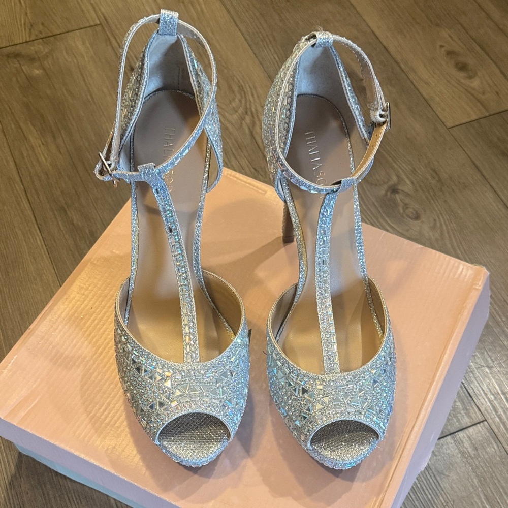 🆕 Gorgeous Thalia Sodi Silver Crystal T-Strap Peep-Toe Heels. New in Box!🎉 - Picture 2 of 7